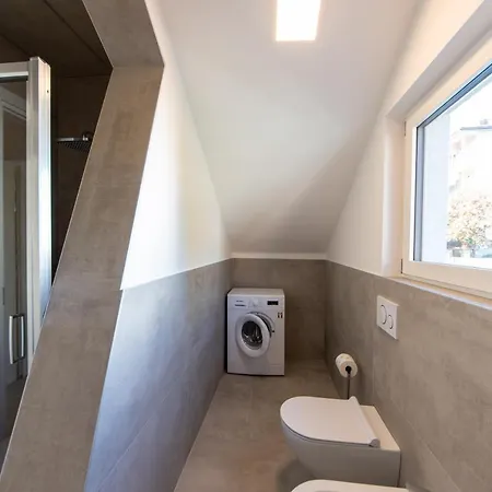 Housmart Toscana 53 White Apartment Bologna
