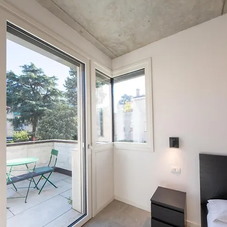 Housmart Toscana 53 White Apartment Bologna